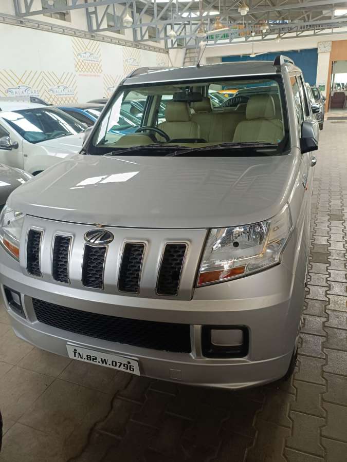 Mahindra TUV 300 T10