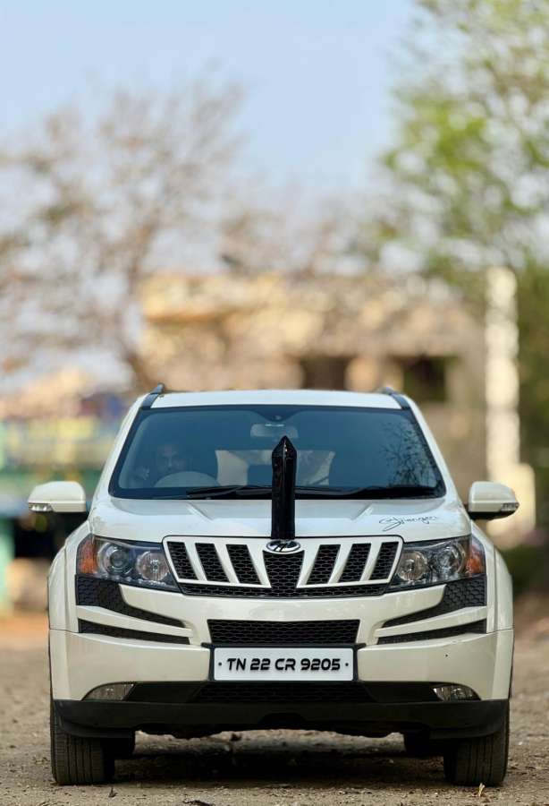 Mahindra XUV500 W8