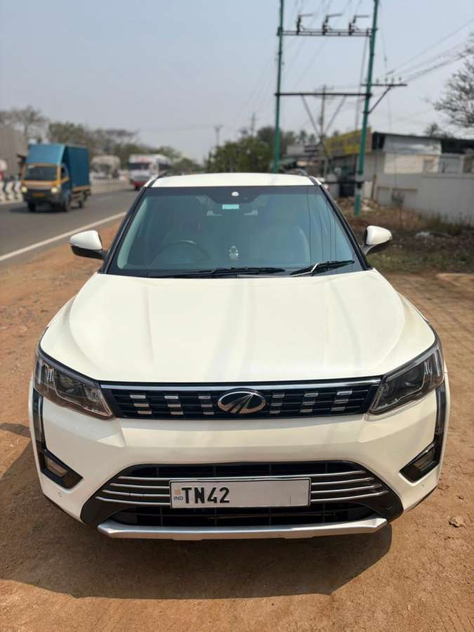 Mahindra XUV300 W8