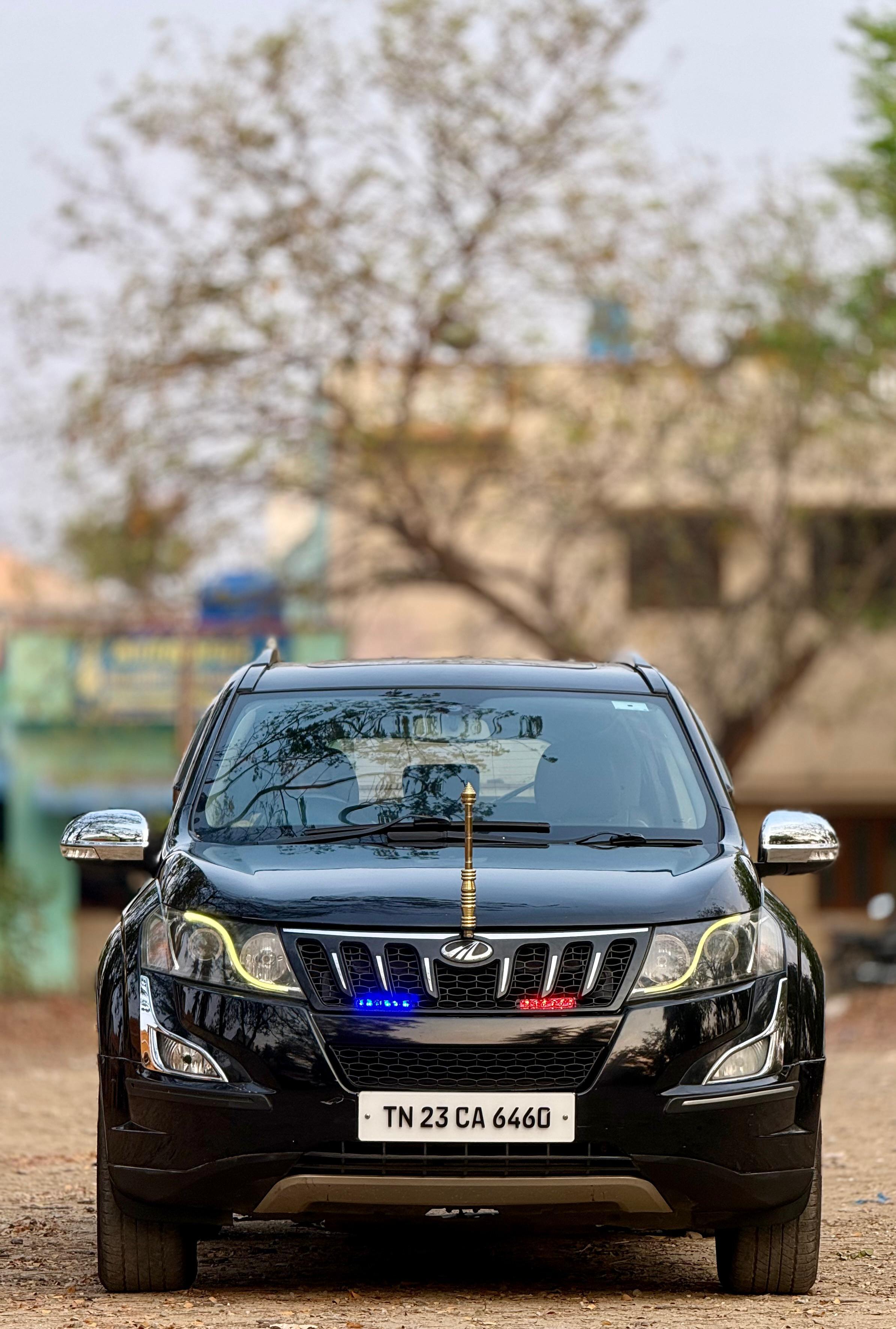 Mahindra XUV500 W10