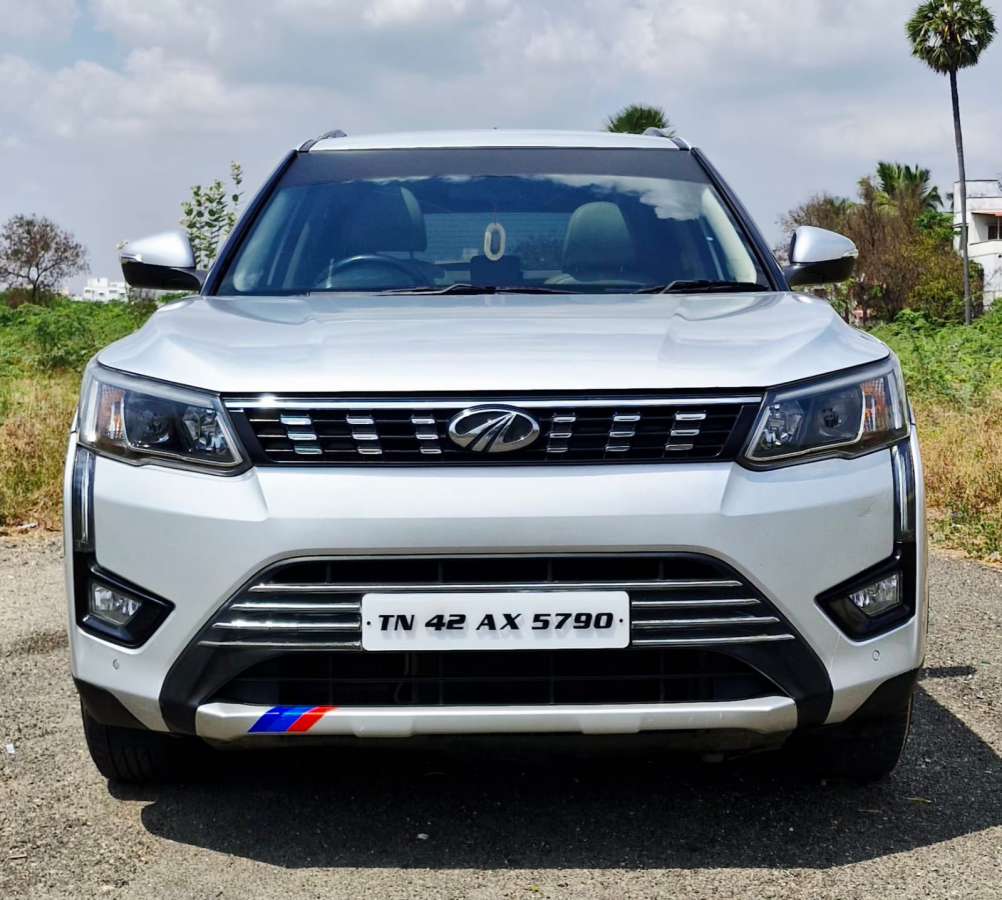 Mahindra XUV300 W8