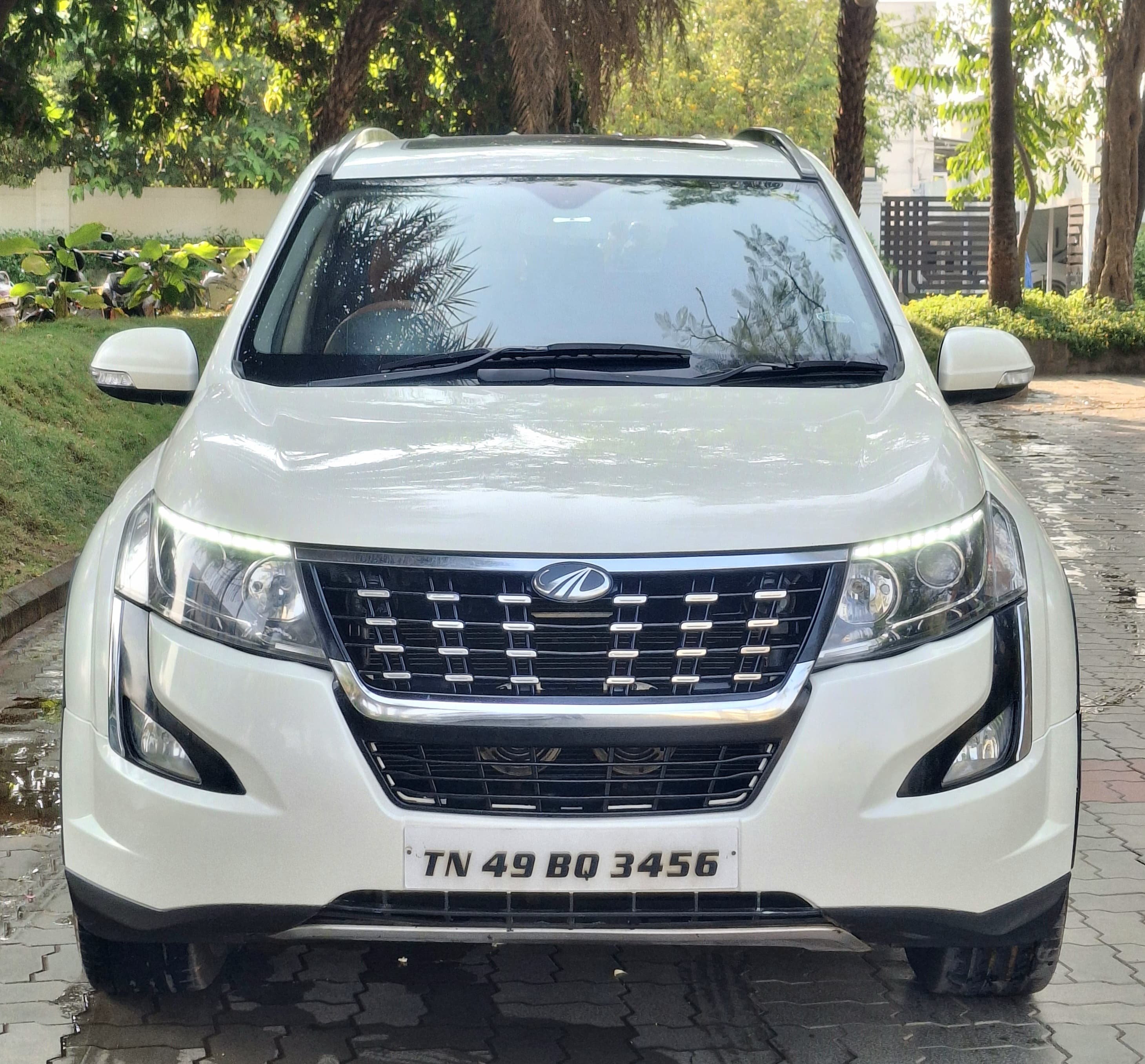 Mahindra XUV 500 W11