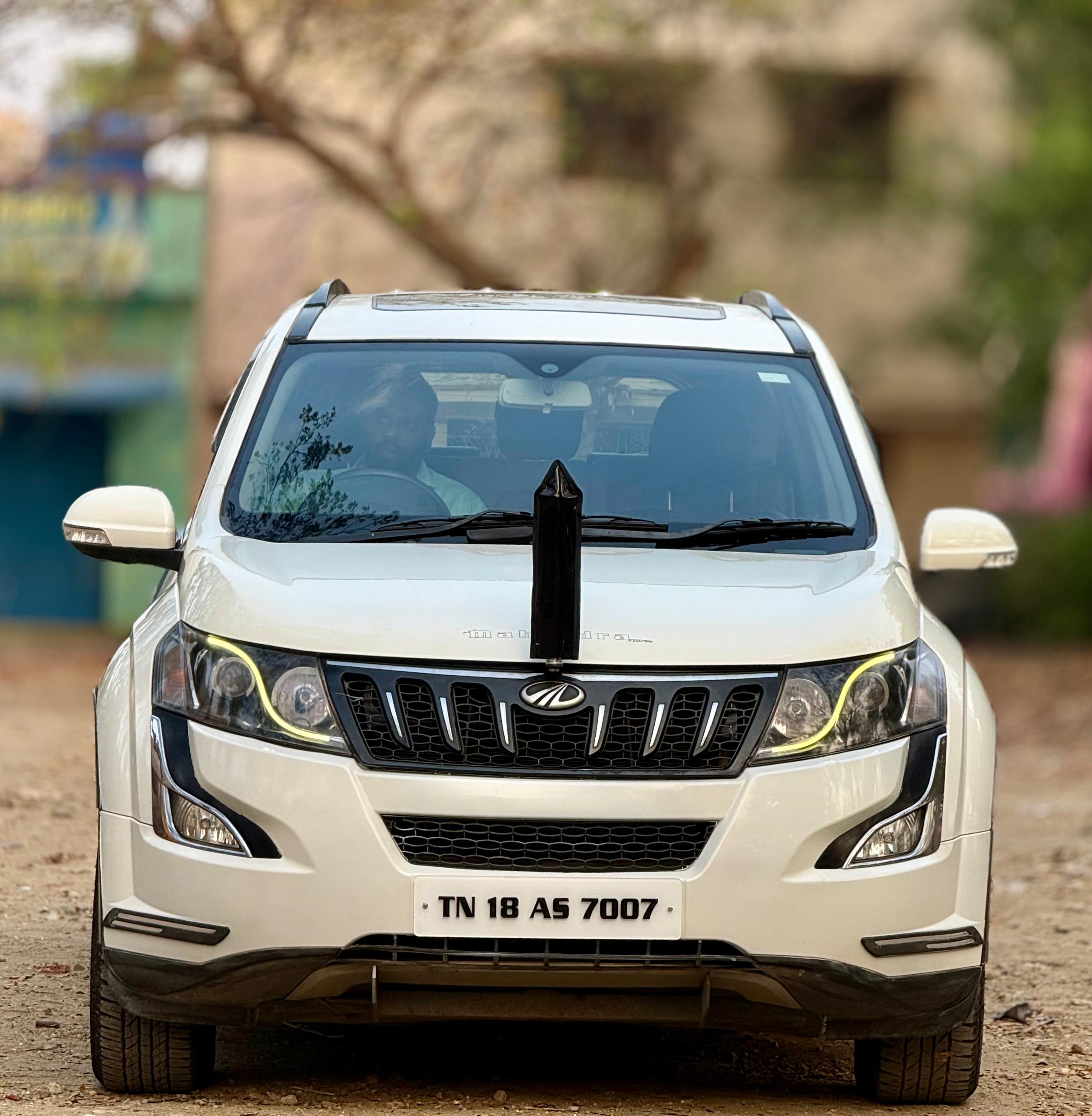 Mahindra XUV500 W10