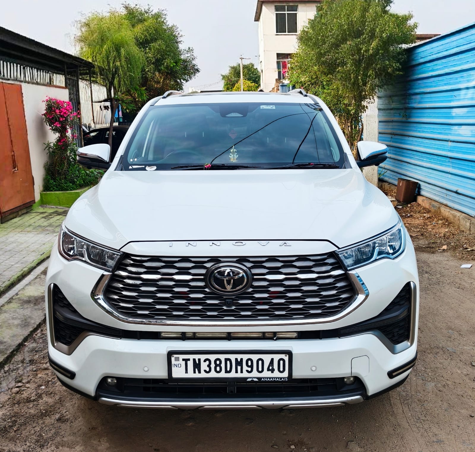 Toyota Innova Hycross