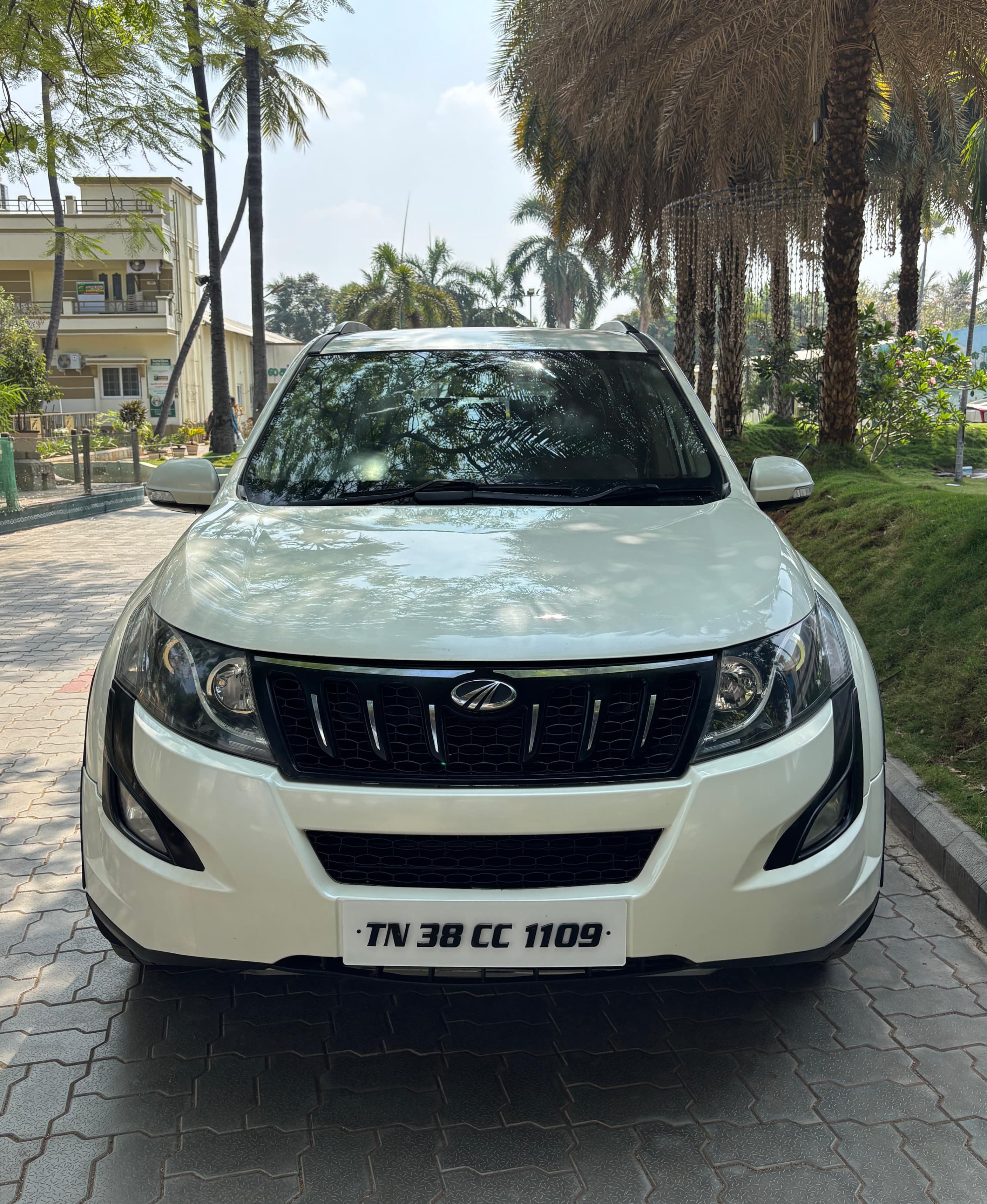 Mahindra XUV500 W8