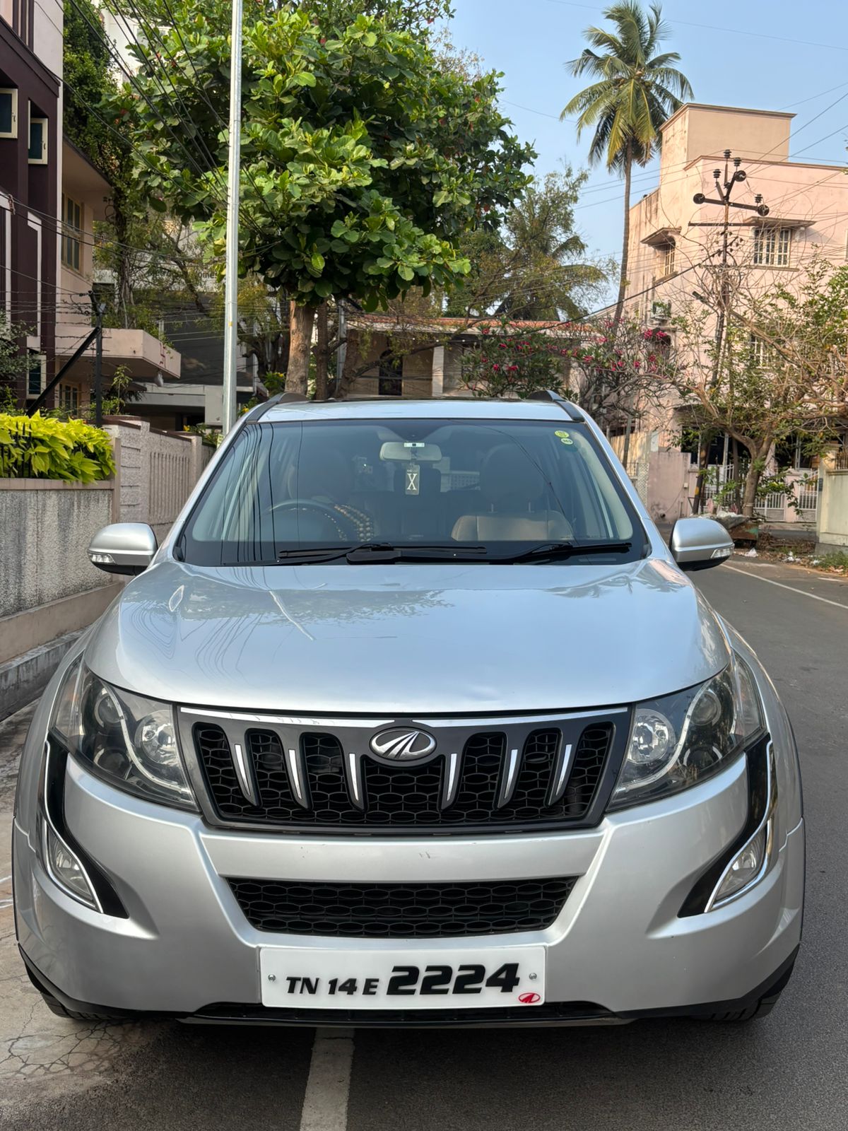 Mahindra XUV500 W10