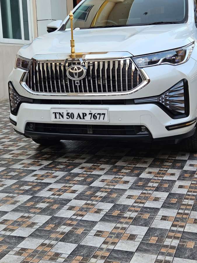 Toyota Innova Hycross