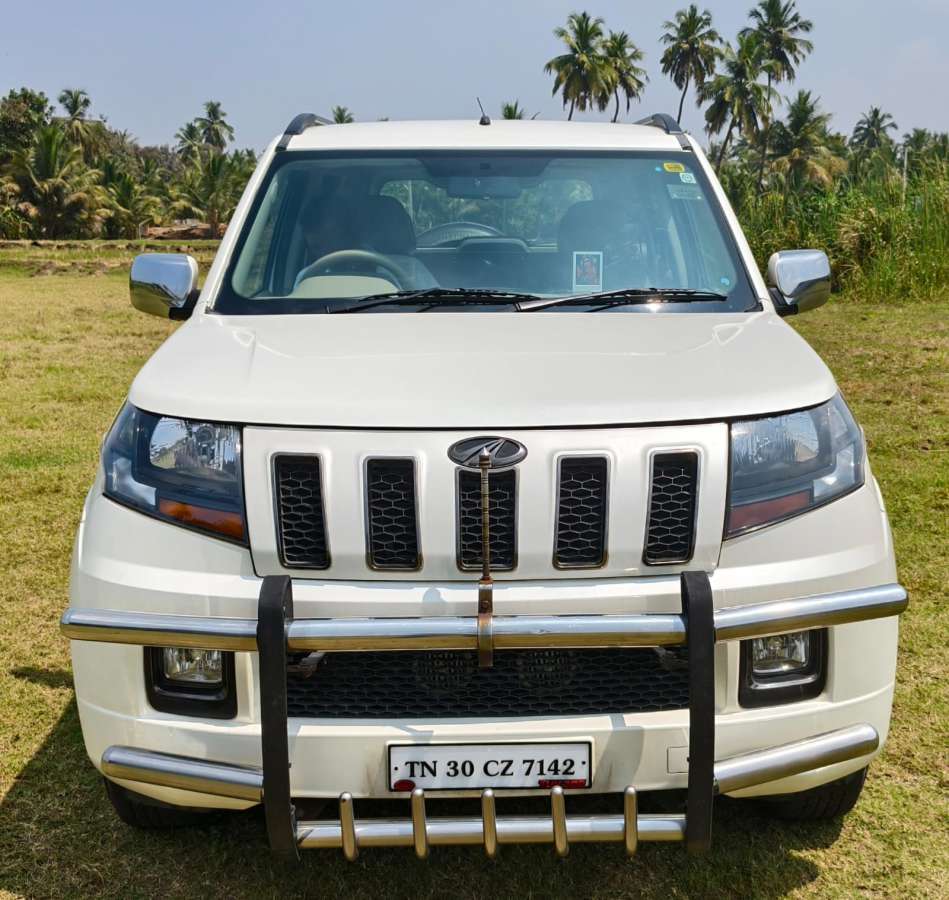 Mahindra TUV 300 T10
