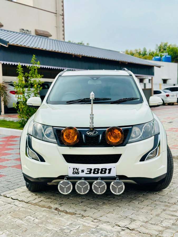 Mahindra XUV500 W10
