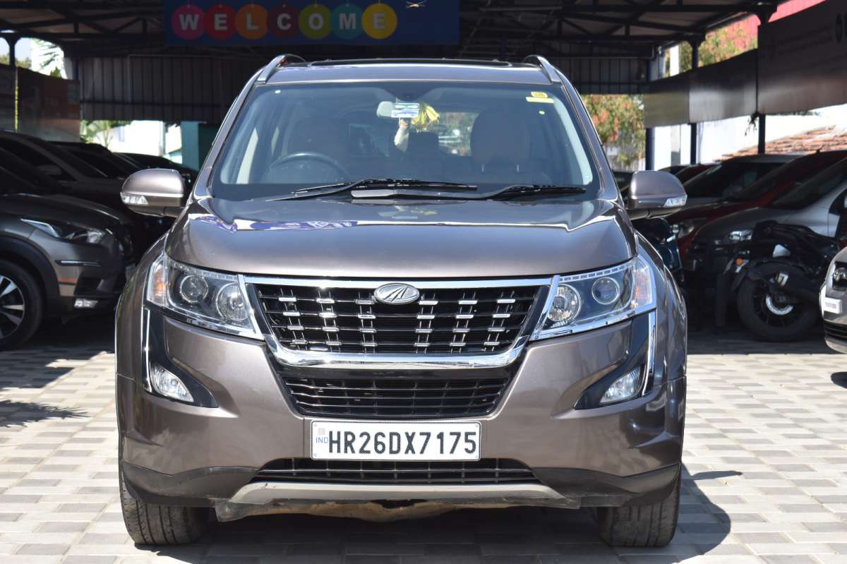 Mahindra XUV500 W11