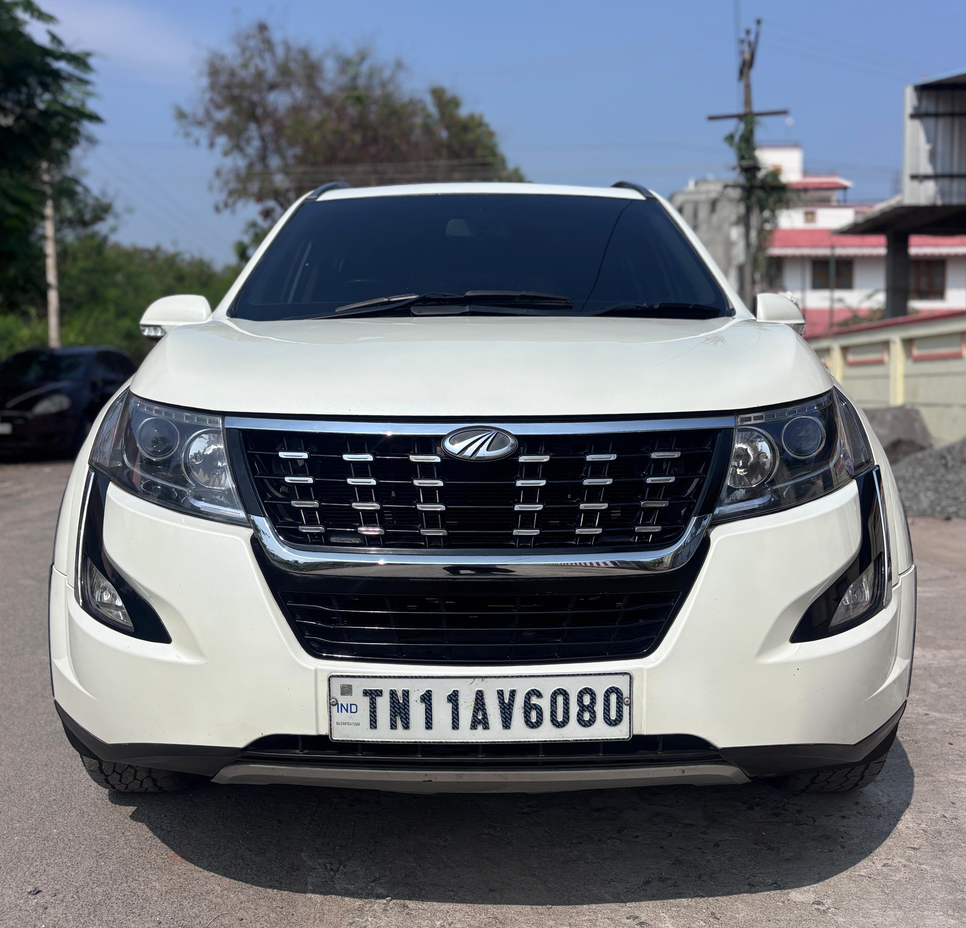Mahindra XUV500 W11