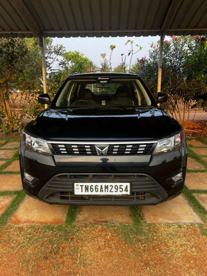 Mahindra XUV300 W6