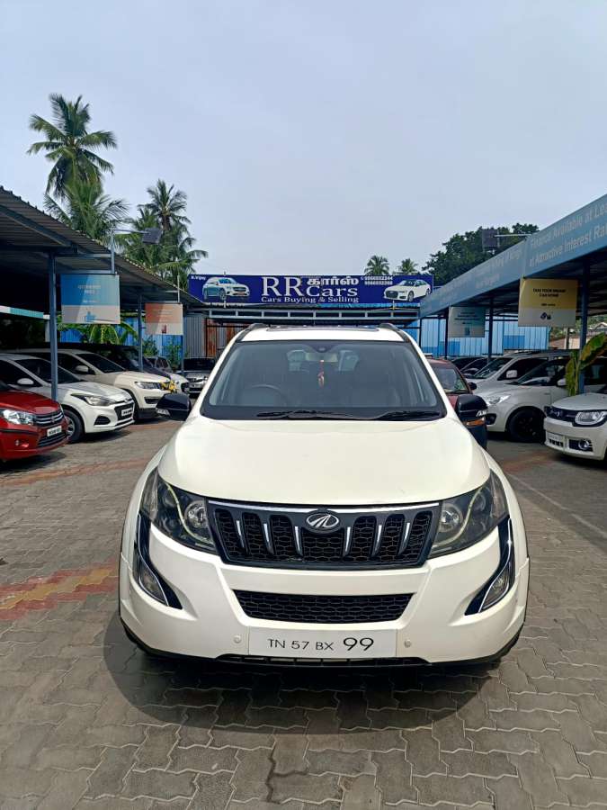Mahindra XUV500 W10