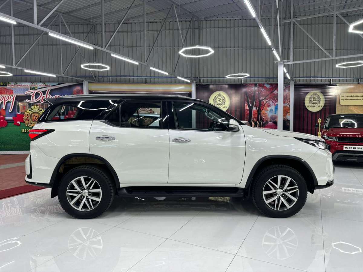 Toyota Fortuner - Image 6