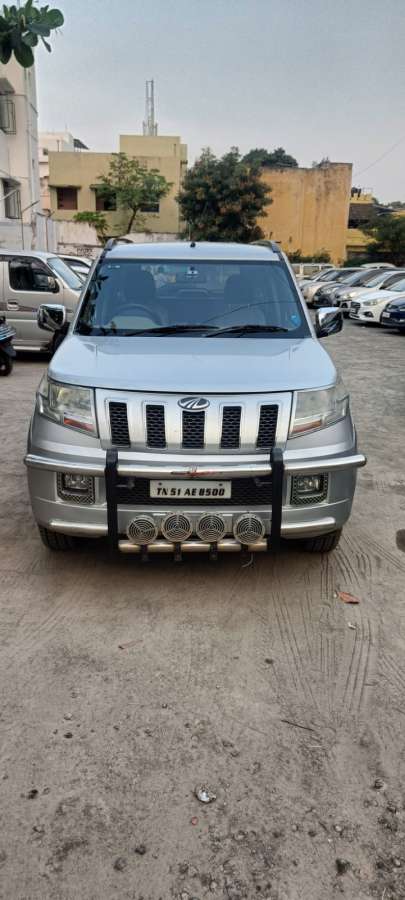 Mahindra TUV 300 T10