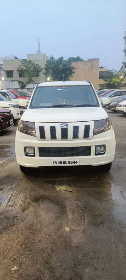 Mahindra TUV 300 T10