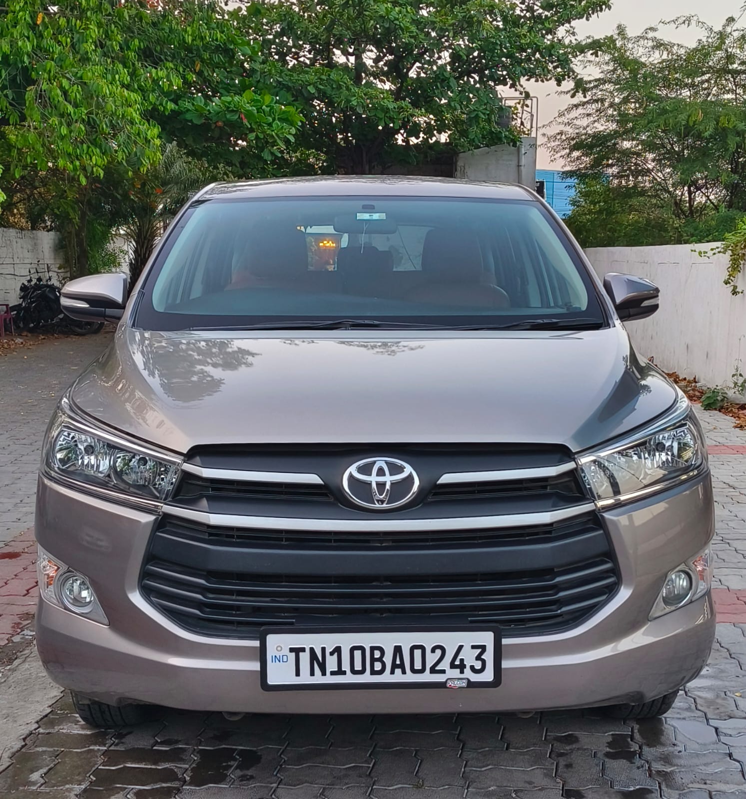 Toyota Innova Crysta 2.4 G MT 8 STR