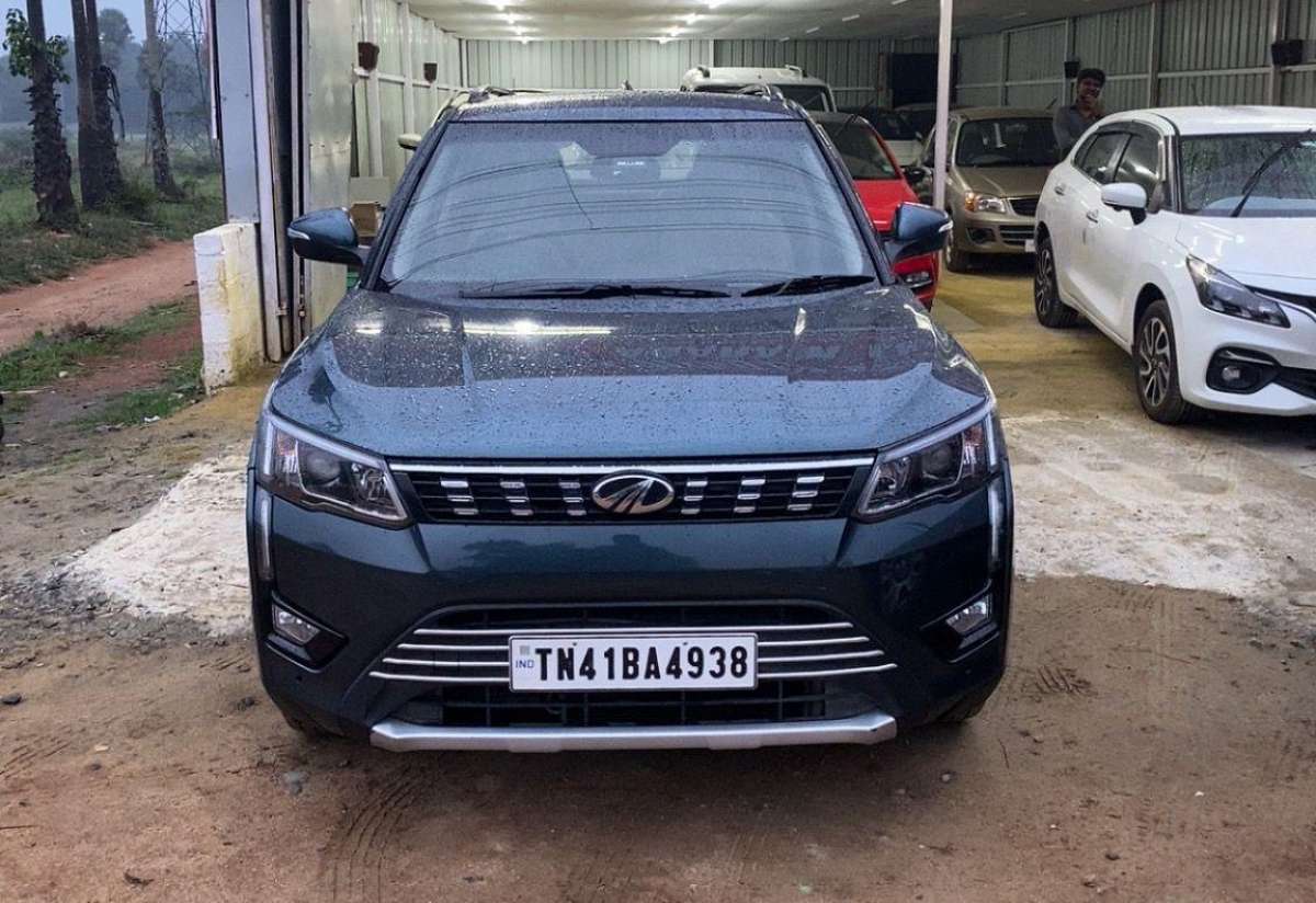Mahindra XUV300 W8