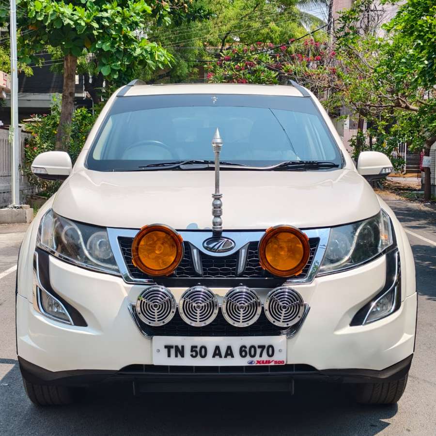 Mahindra XUV500 W10
