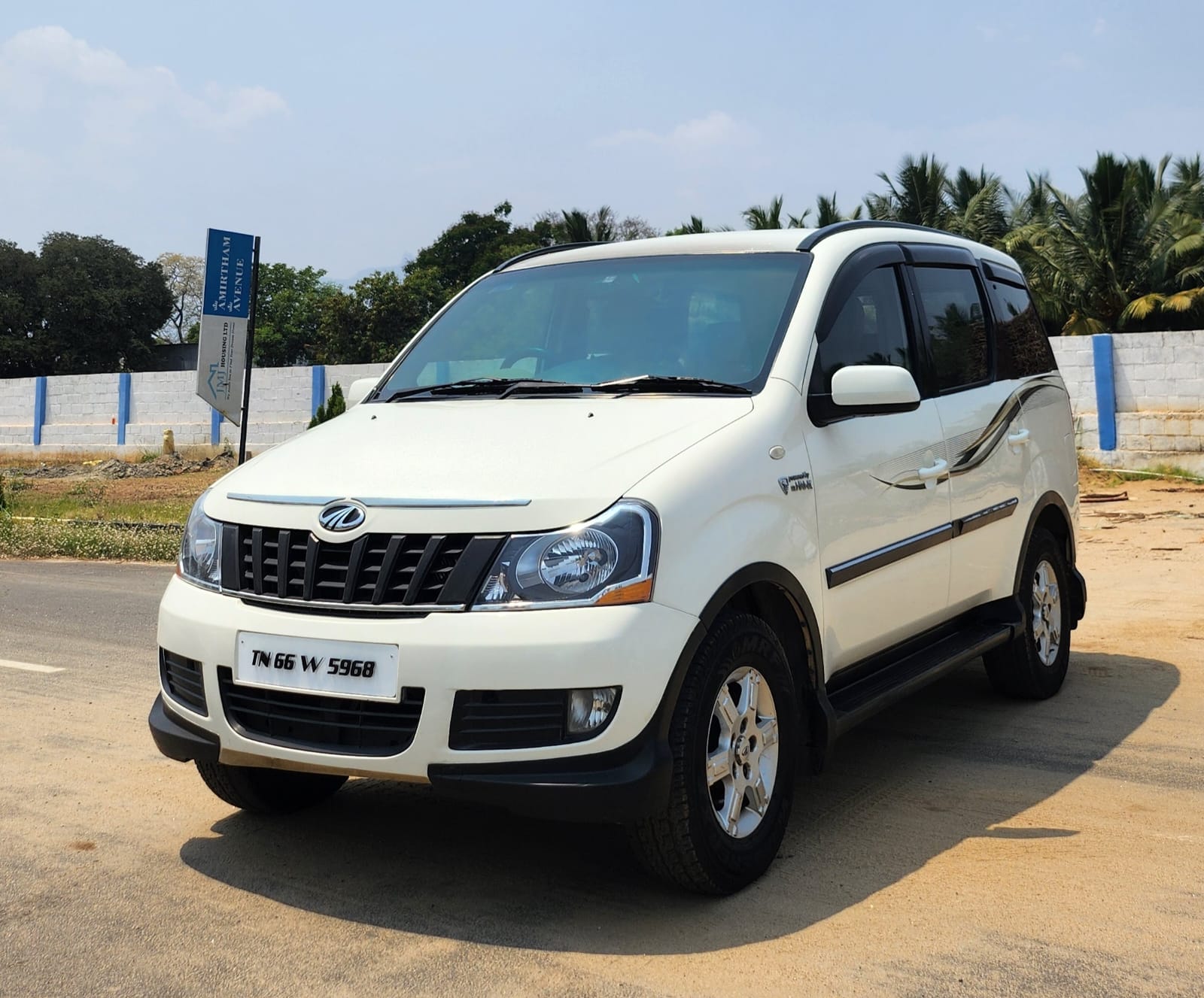 Mahindra Xylo - Image 2