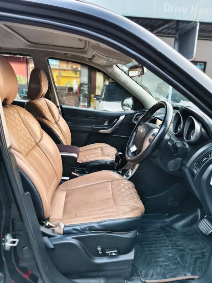 Mahindra XUV500 - Image 4
