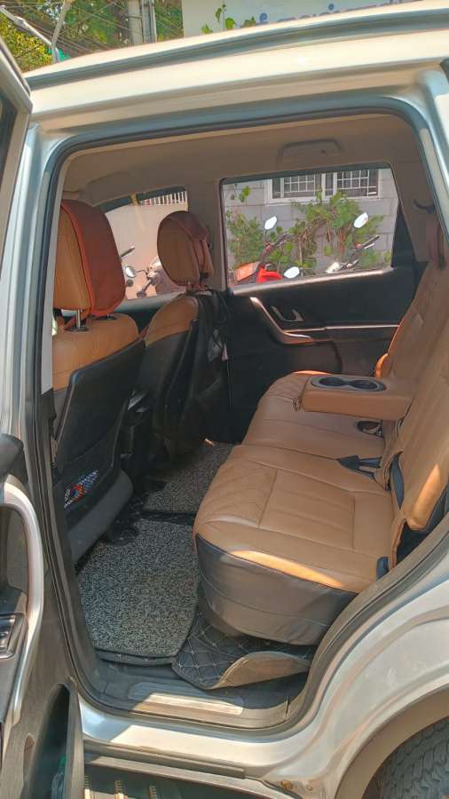 Mahindra XUV500 - Image 6