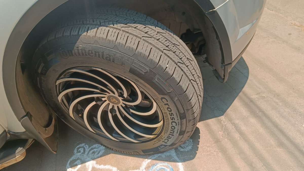 Mahindra XUV500 - Image 9