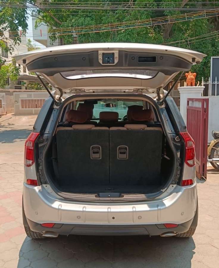 Mahindra XUV500 - Image 8