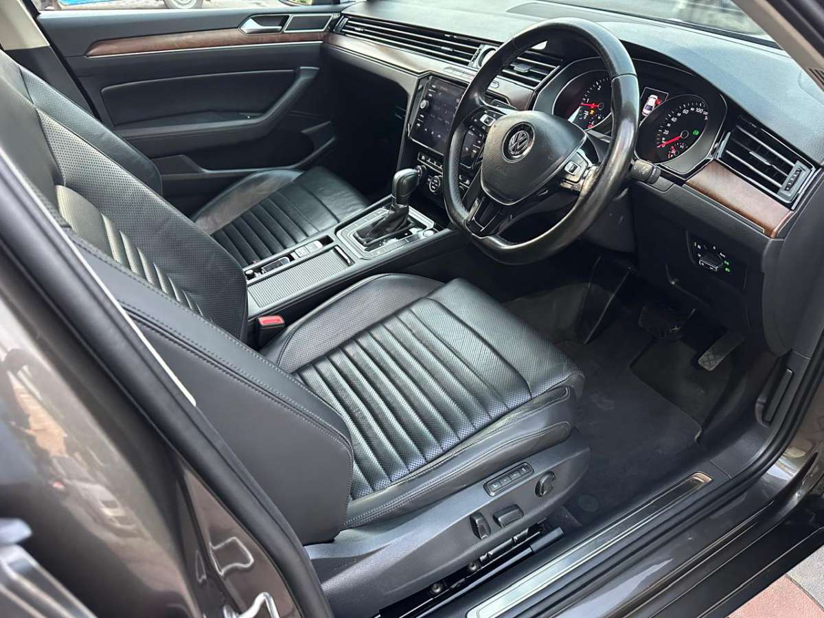 Volkswagen Passat - Image 7