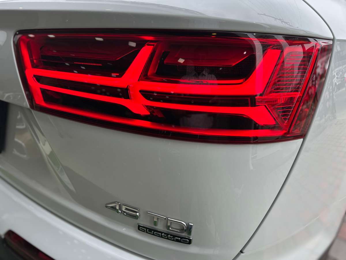 Audi Q7 - Image 11