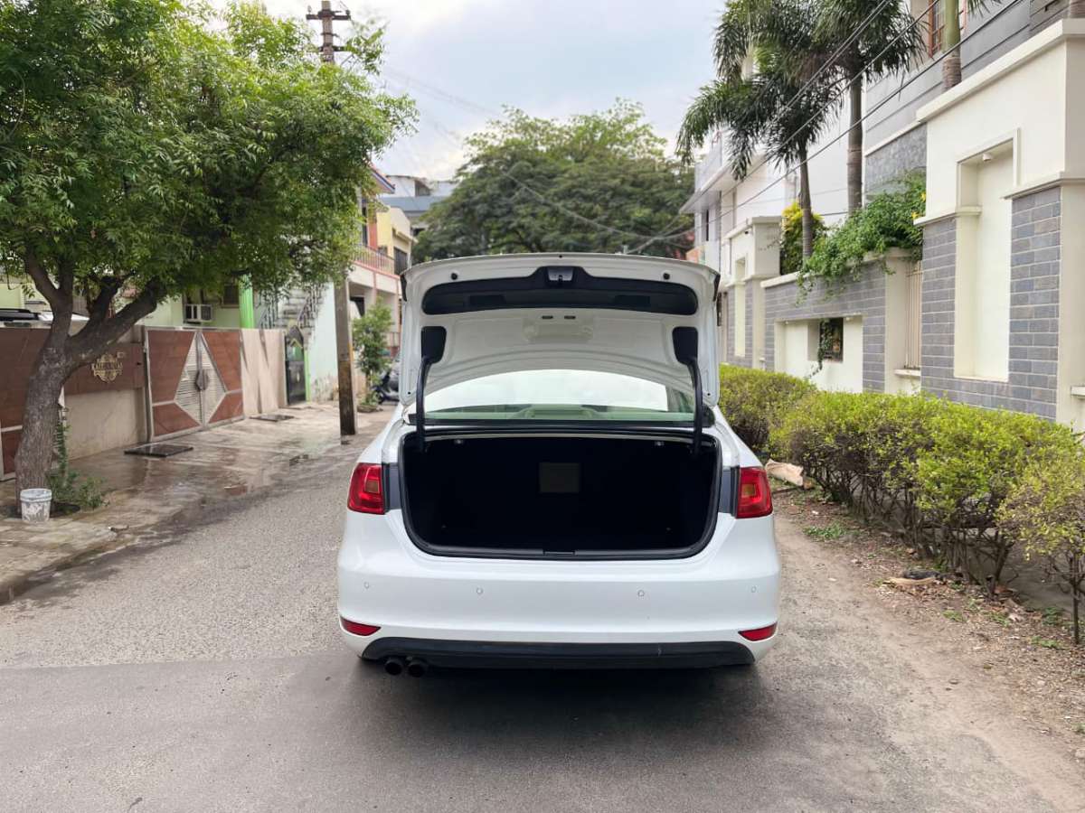 Volkswagen Jetta - Image 5