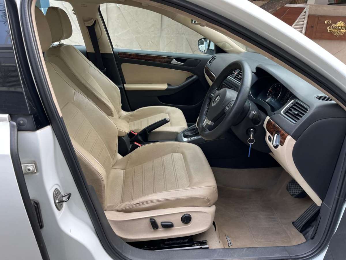 Volkswagen Jetta - Image 11