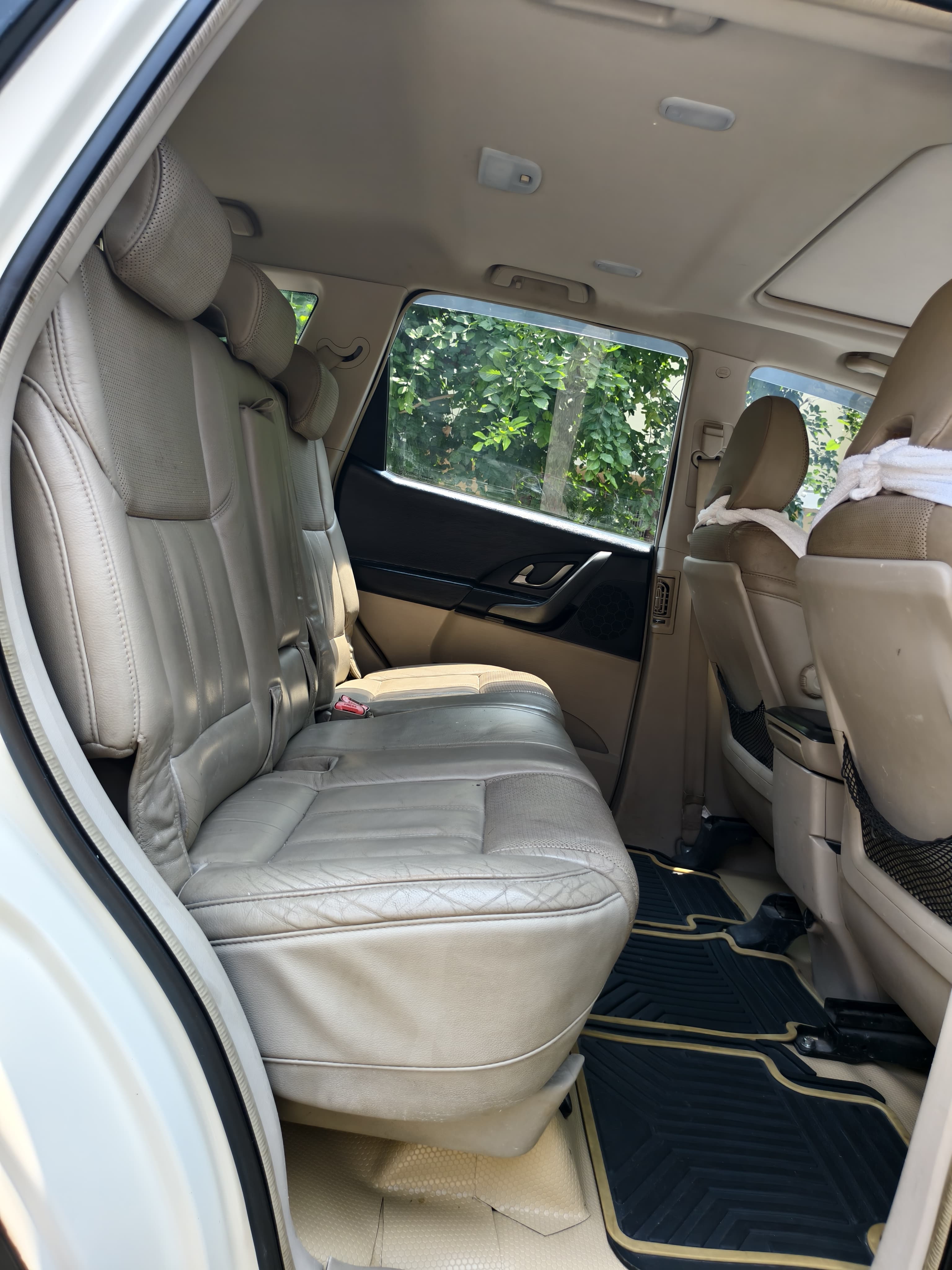 Mahindra XUV500 - Image 9