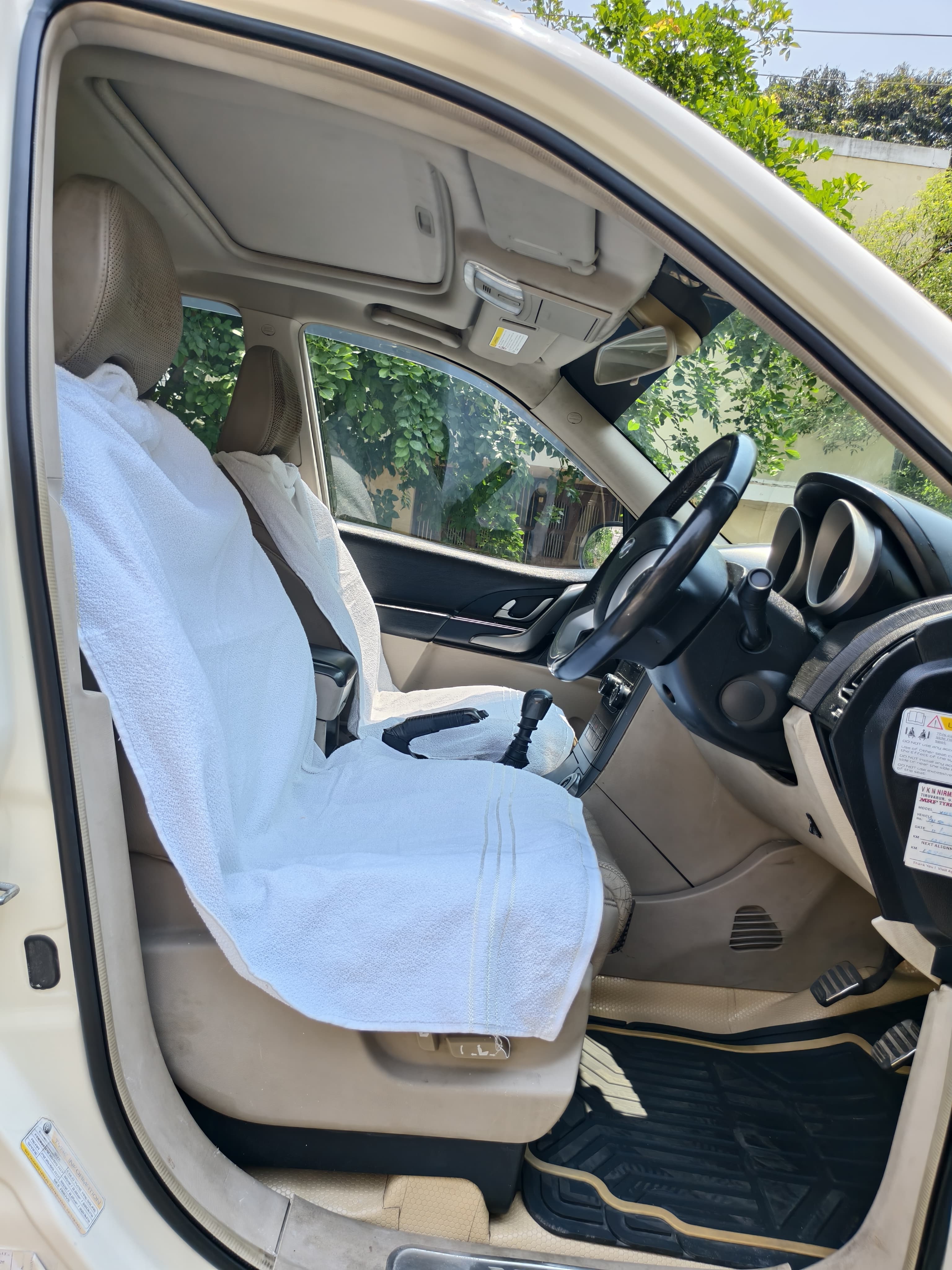 Mahindra XUV500 - Image 8