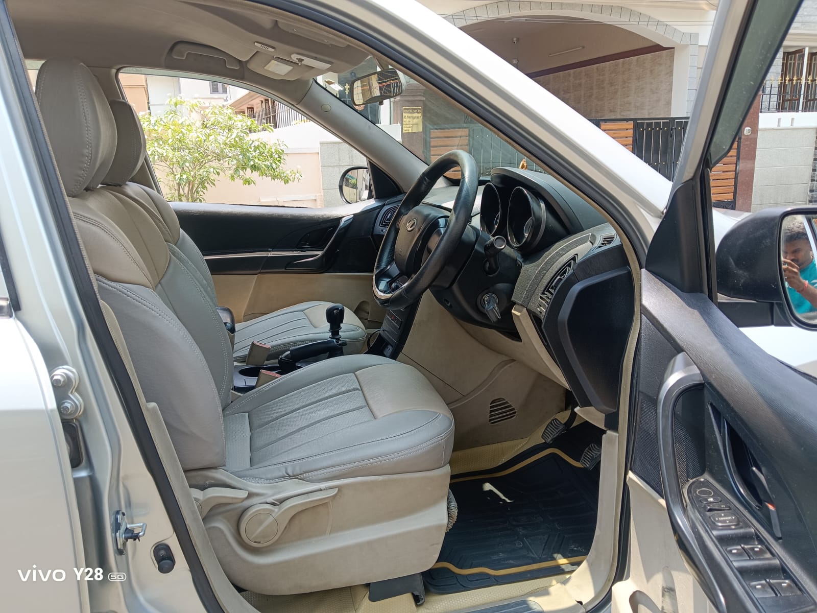 Mahindra XUV500 - Image 10