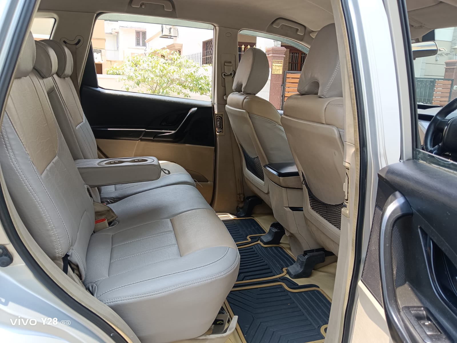 Mahindra XUV500 - Image 7