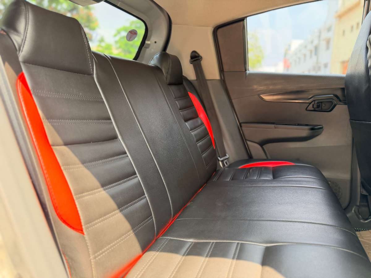 Mahindra KUV 100 - Image 7