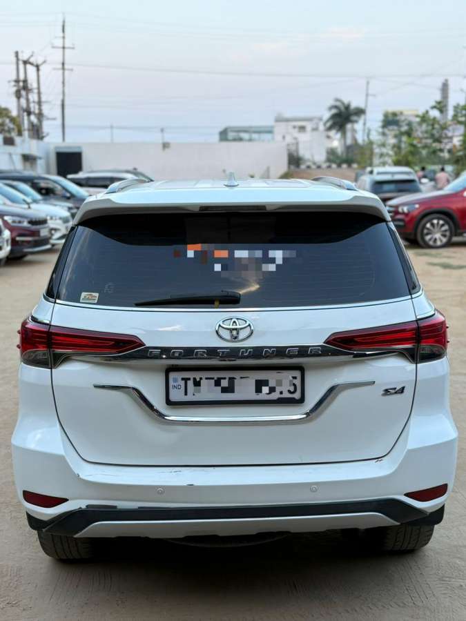 Toyota Fortuner - Image 10