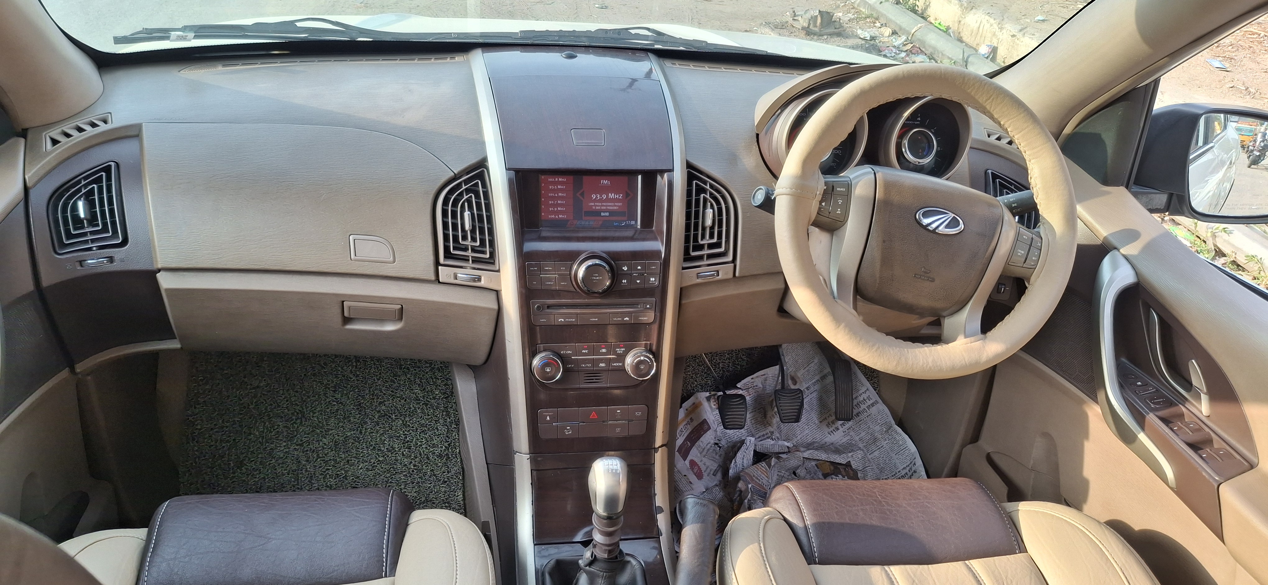 Mahindra XUV500 - Image 9