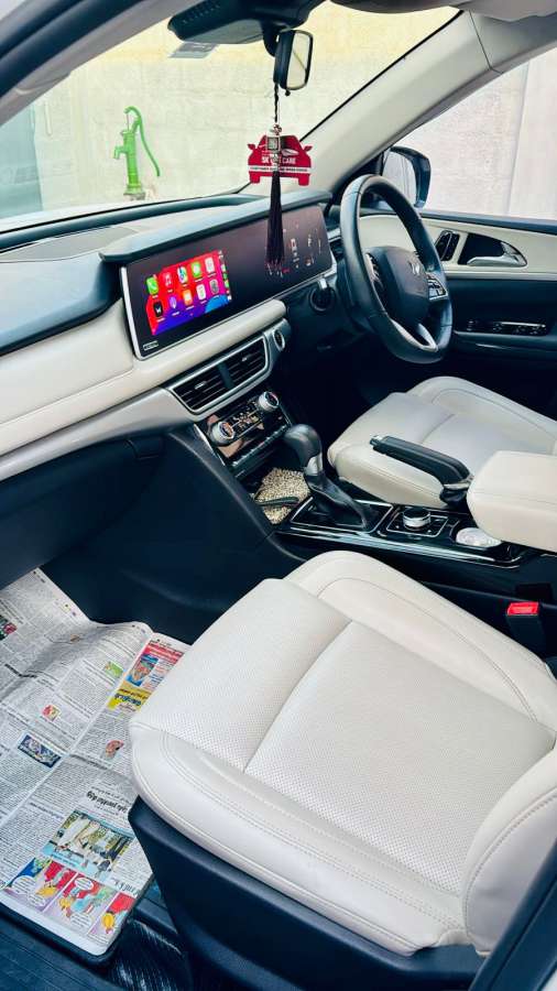 Mahindra XUV700 - Image 8