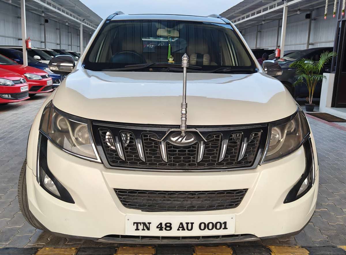 Mahindra XUV500 W10