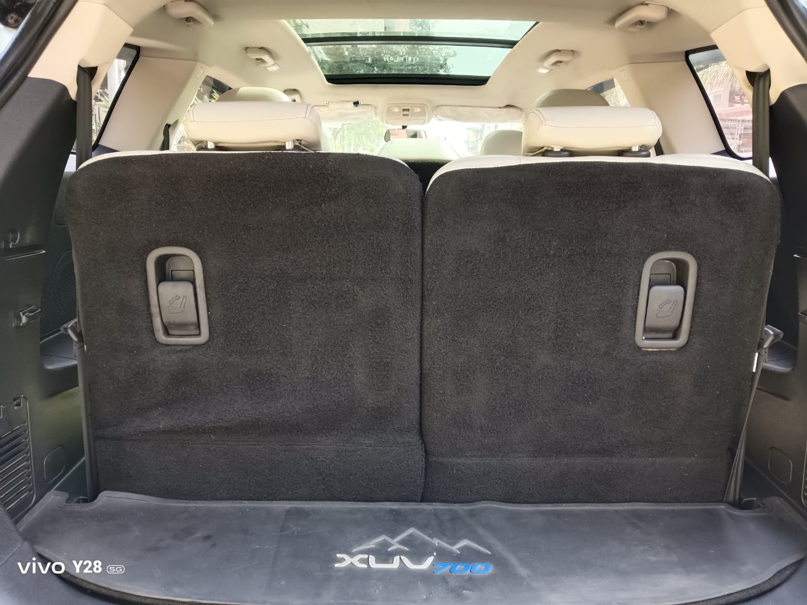 Mahindra XUV700 - Image 10