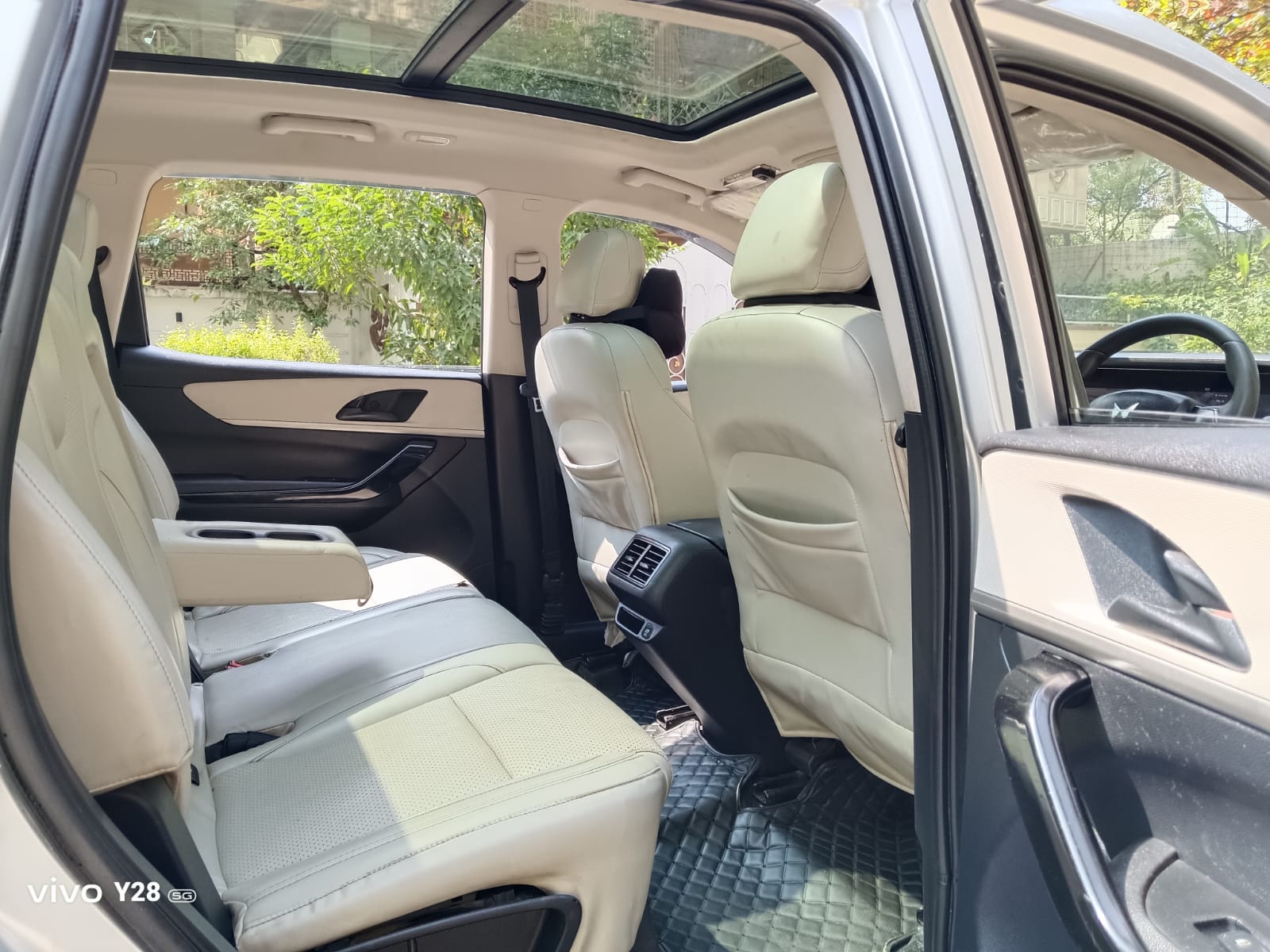 Mahindra XUV700 - Image 11