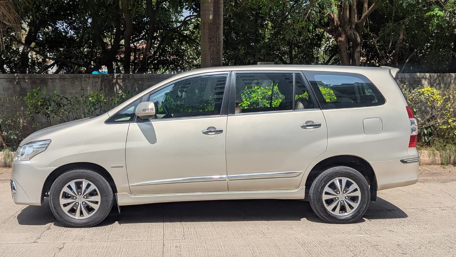 Toyota Innova - Image 2
