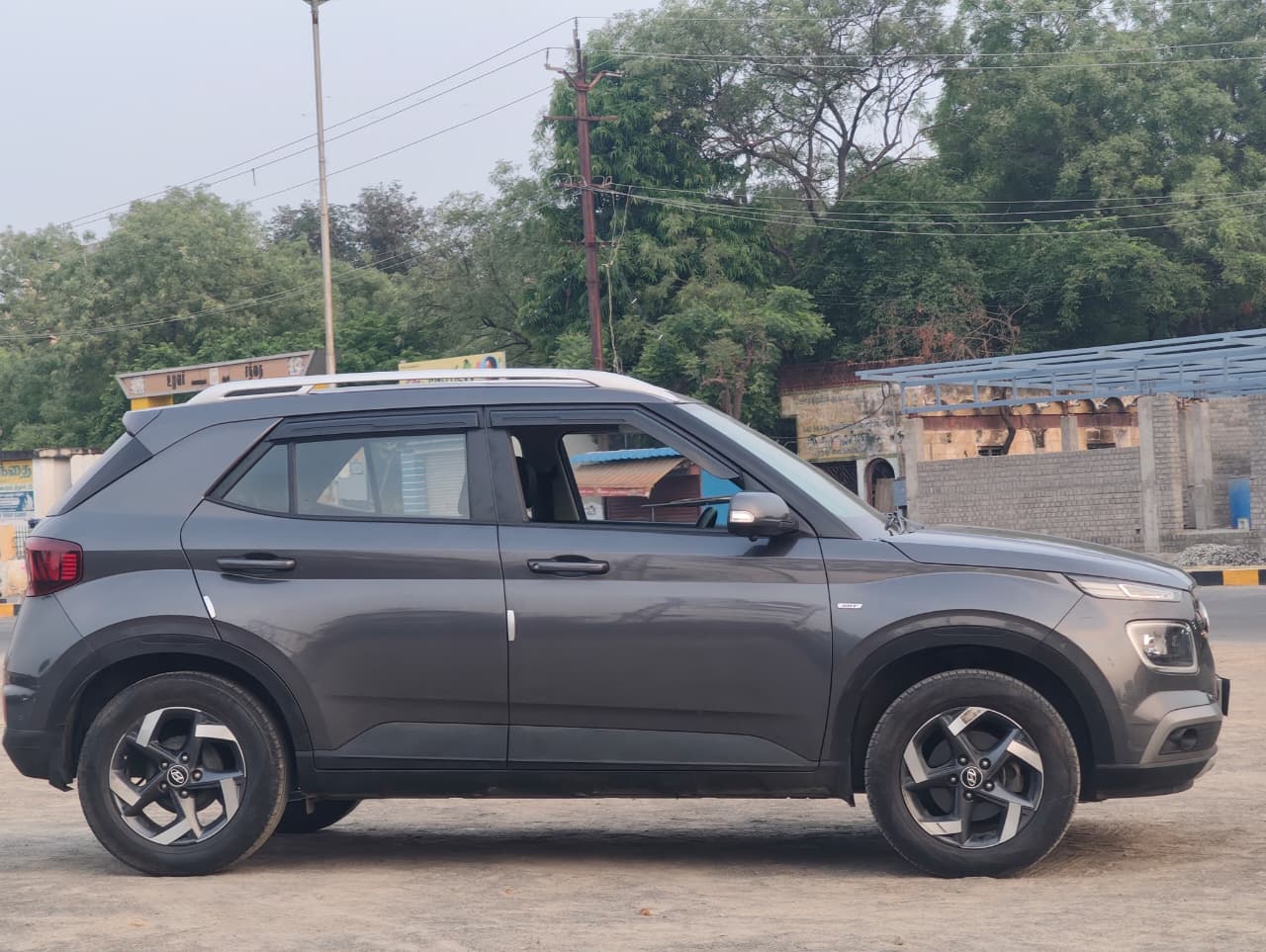 Hyundai Venue - Image 2