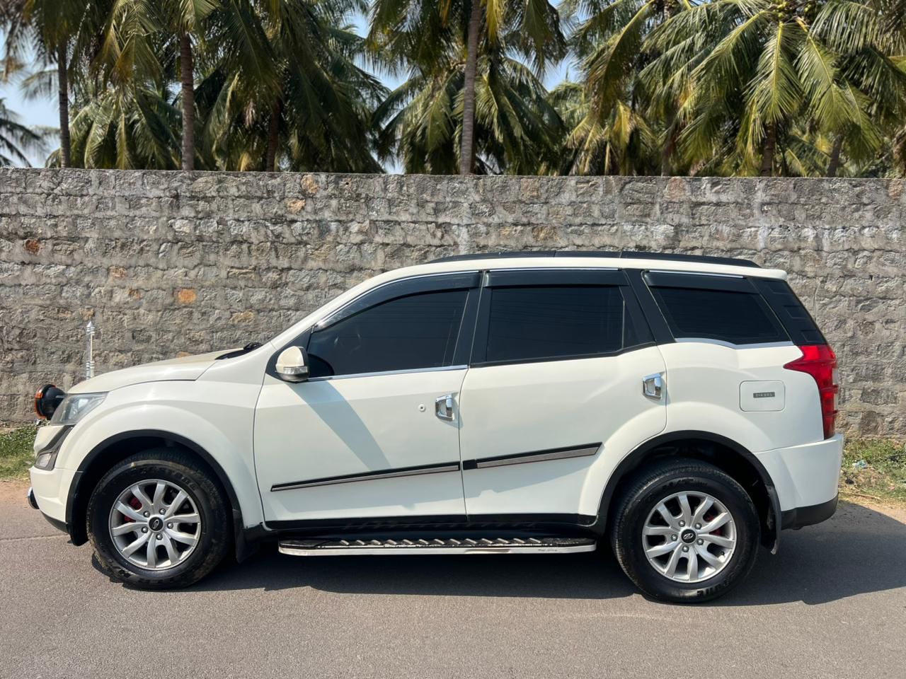 Mahindra XUV500 - Image 4