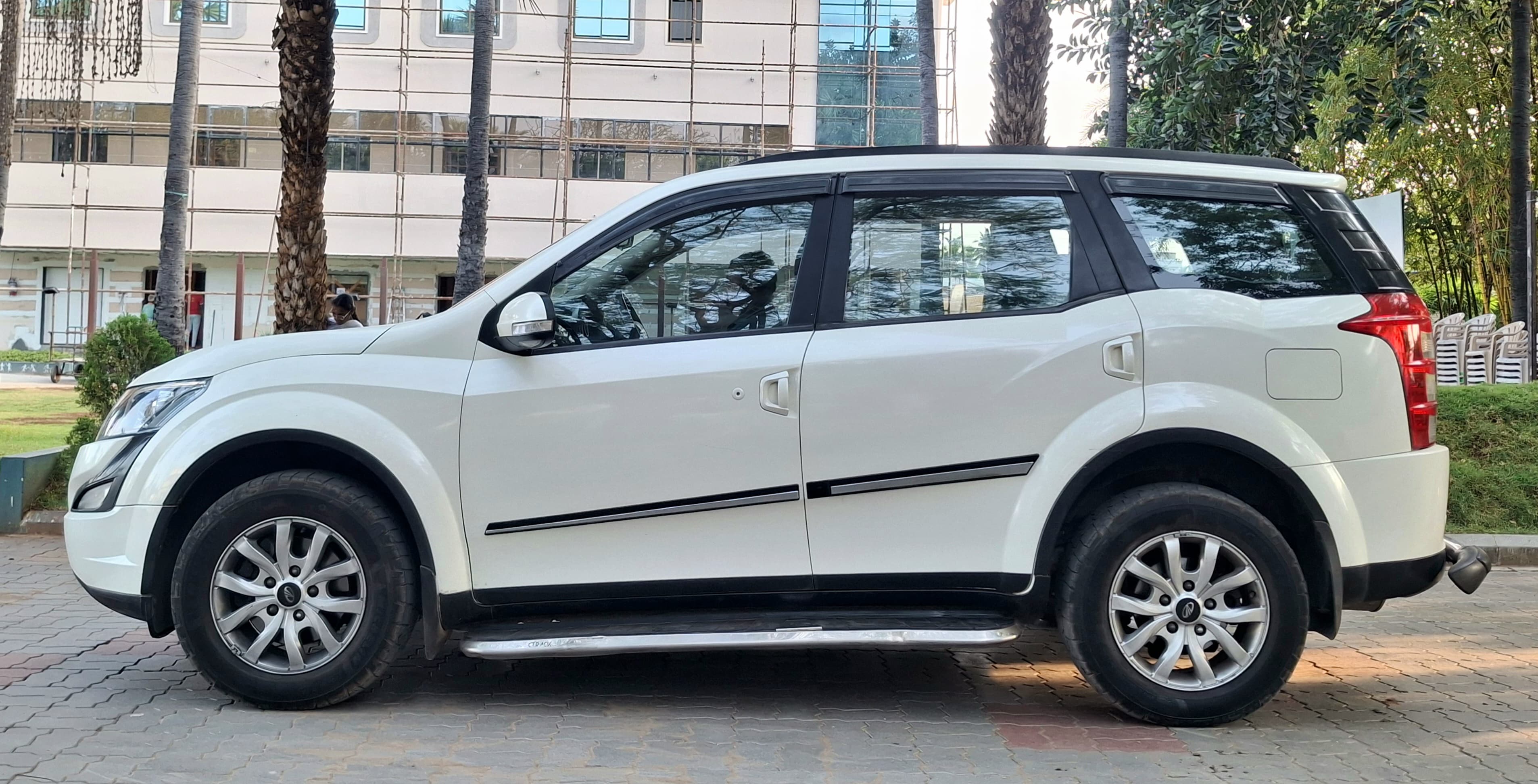 Mahindra XUV500 - Image 4