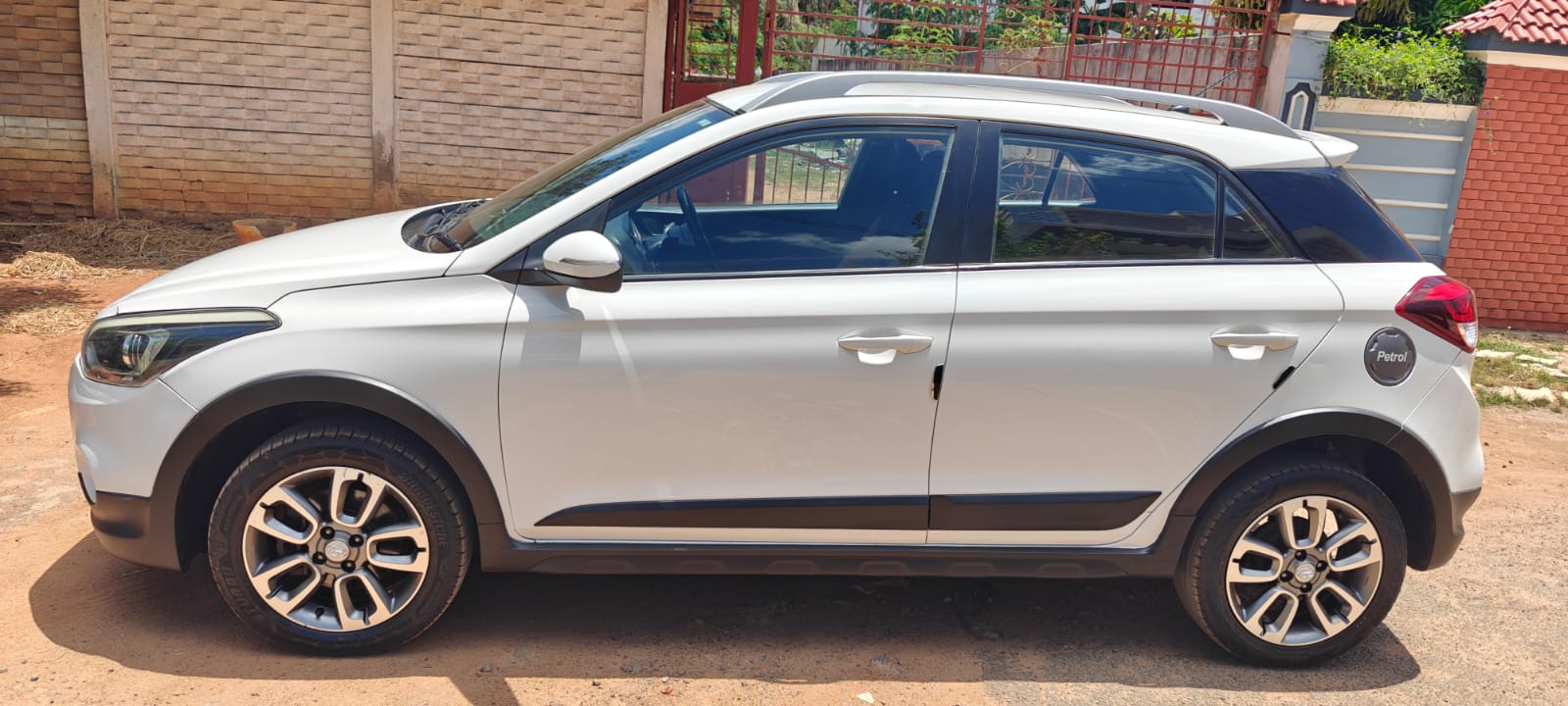 Hyundai i20 Active - Image 2