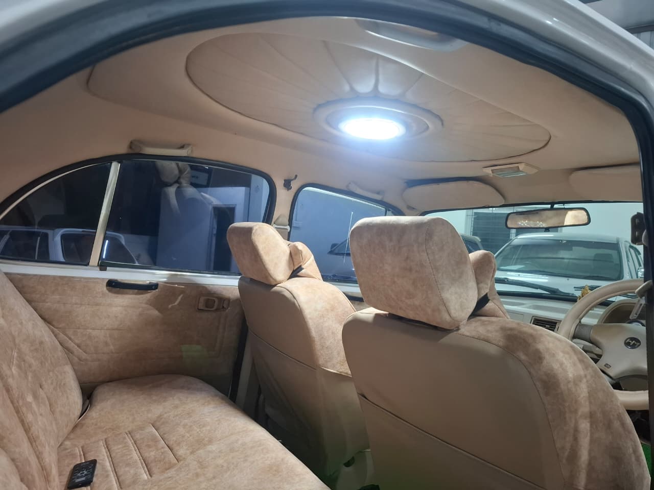 Hindustan Motors Ambassador - Image 3