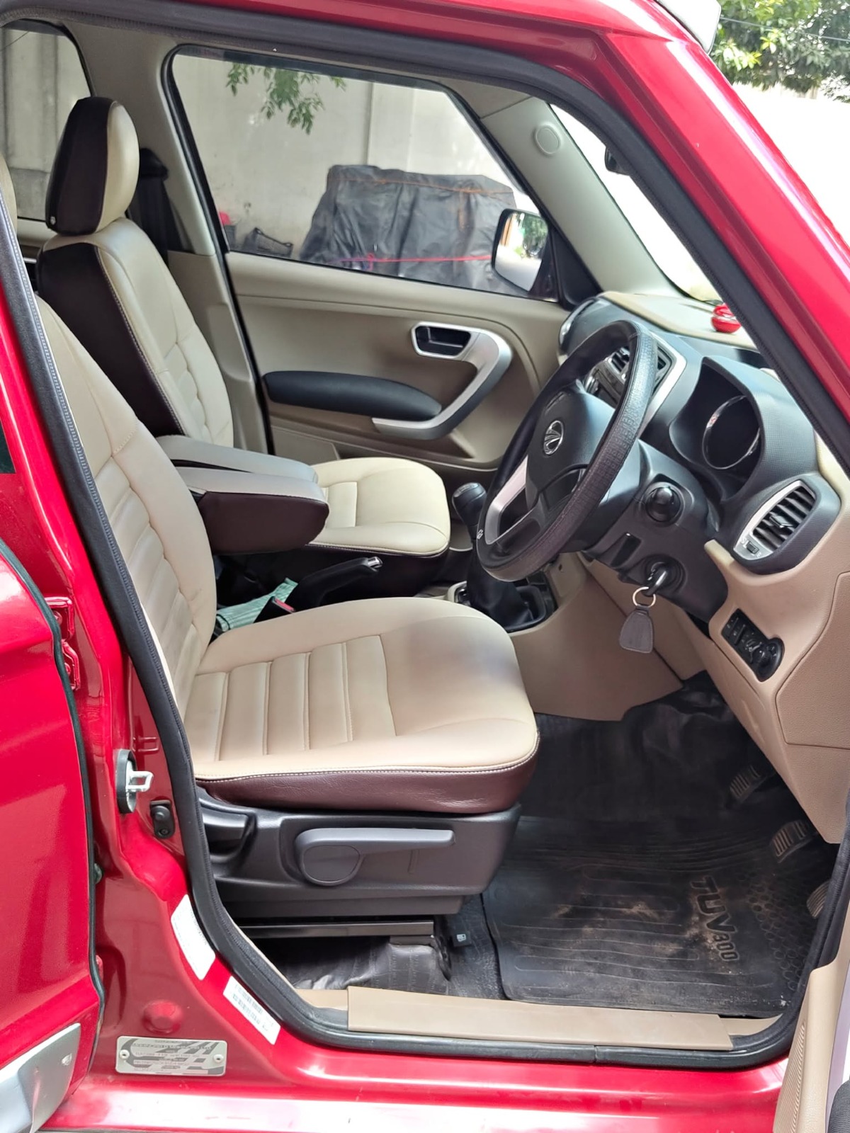 Mahindra TUV 300 - Image 4